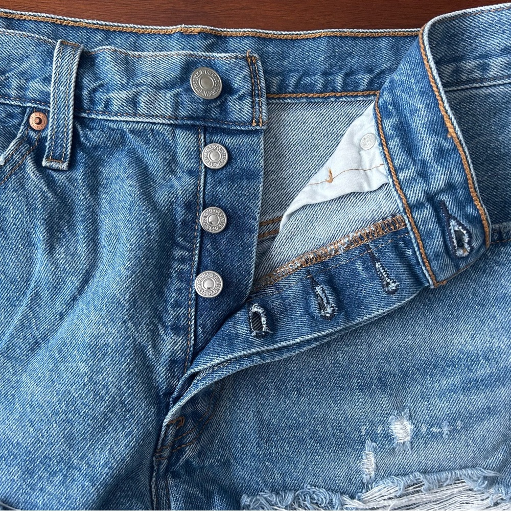 Levi’s 501 cutoff destructed denim 2.5”‎ raw hem high rise shorts - Picture 4 of 10